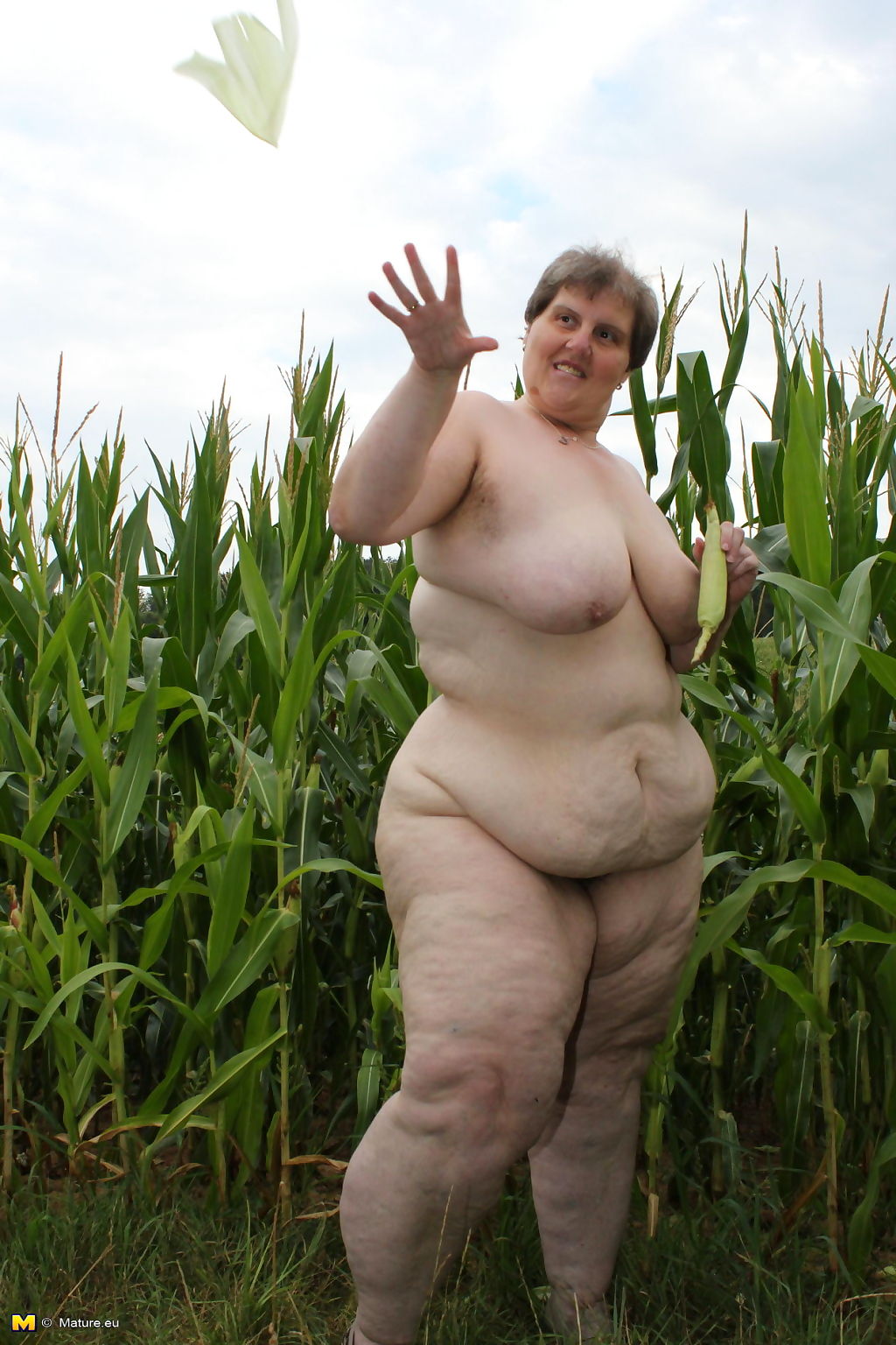 Big mature slut playing in a corn field - part 3327 page 1