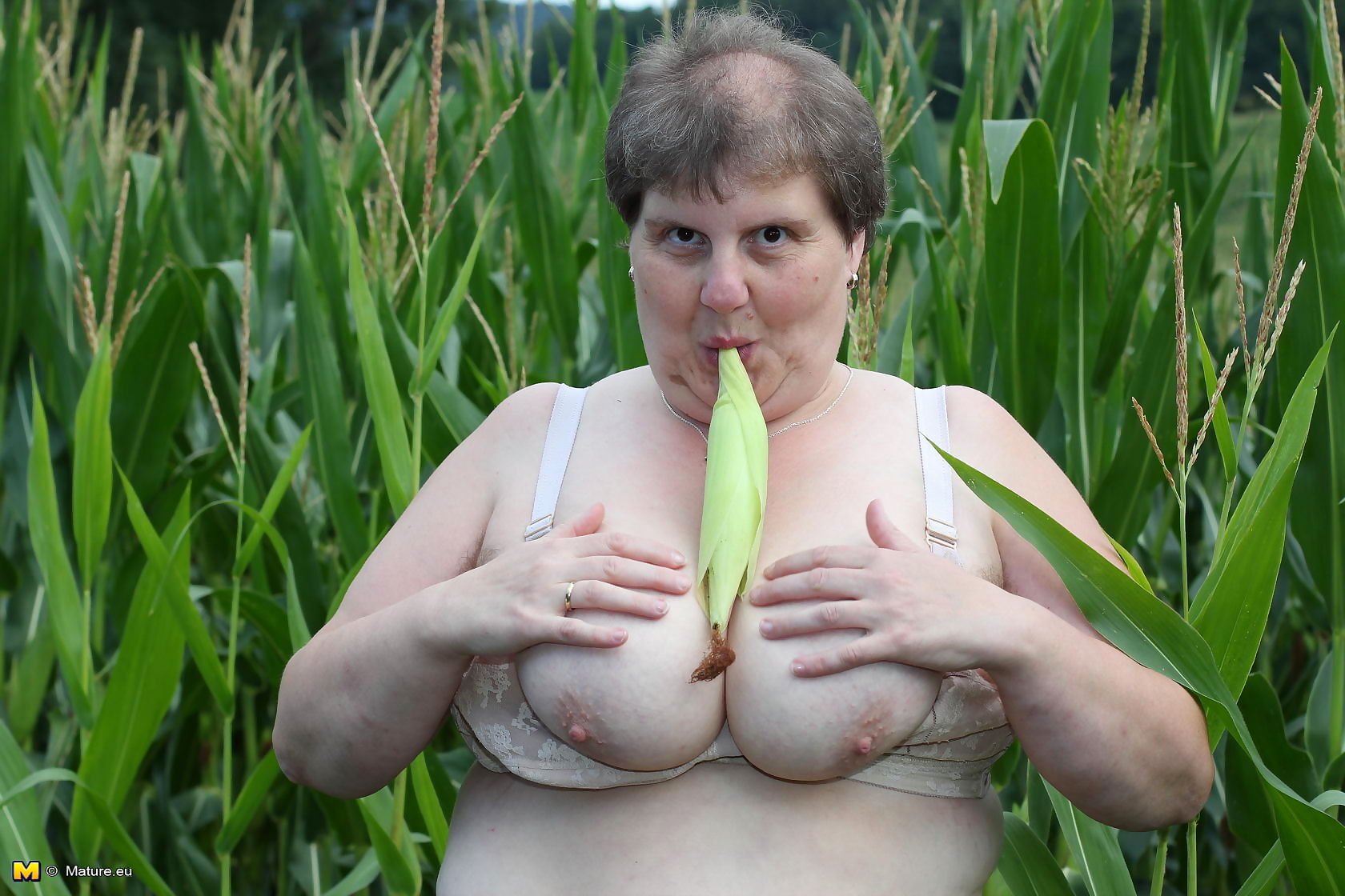 Big mature slut playing in a corn field - part 3327 page 1