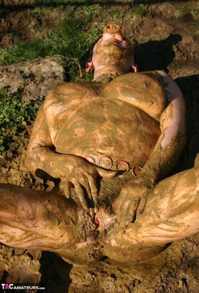 Thick amateur Mary Bitch drinks her own pee while playing in mud like a sow page 1