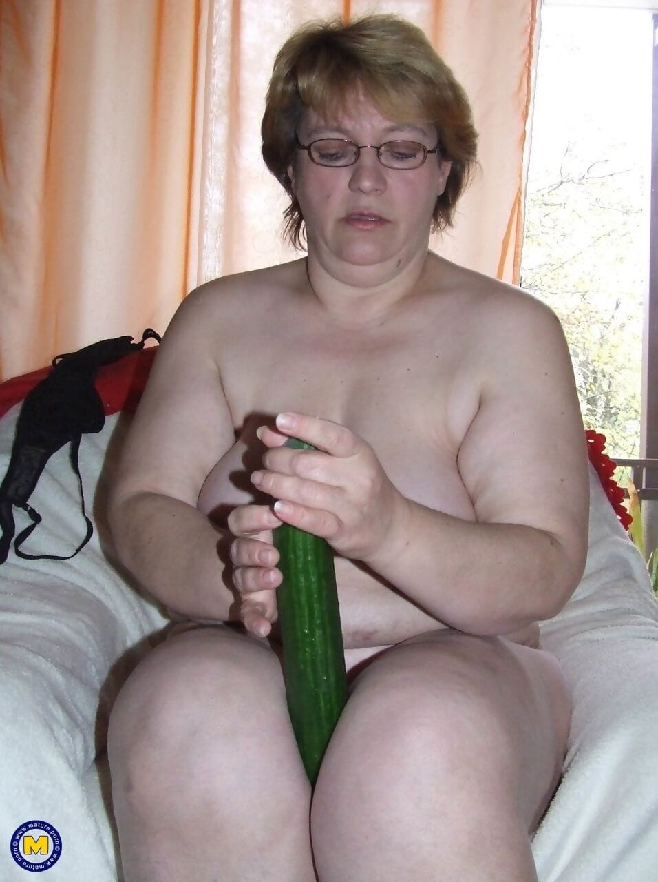 Mature fatty Sophie takes and English cucumber to her horny vagina page 1