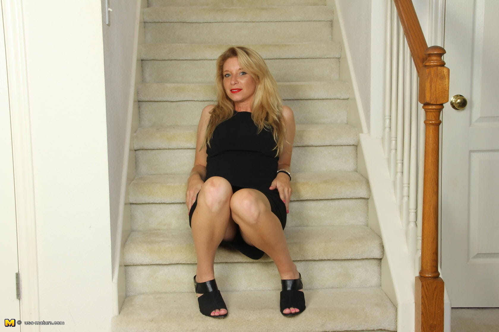 Steamy american milf felicia playing on the stairway - part 2341 page 1