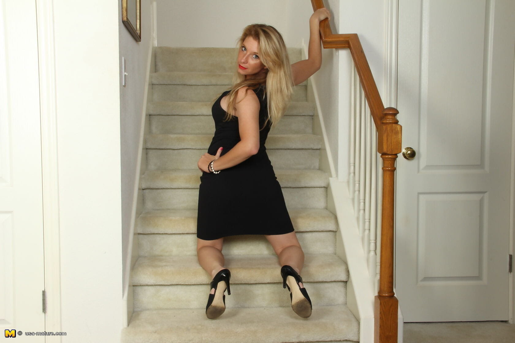Steamy american milf felicia playing on the stairway - part 2341 page 1