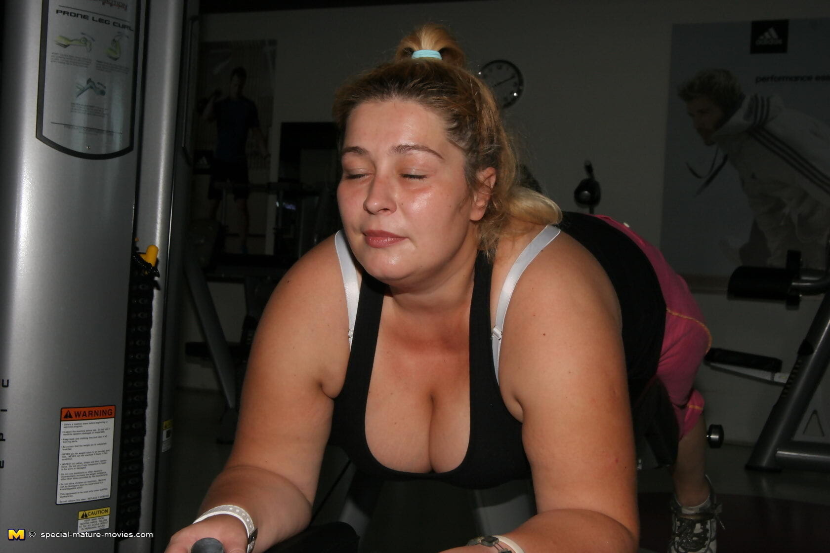 Mature women getting a workout during gym - part 1986 page 1