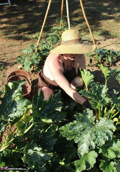 Mature woman Mary Bitch shoves seasonal veggies up her snatch in garden