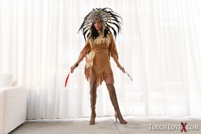 olgun Kadın içinde yerli Amerikan kıyafetleri Var onu büyük göğüsleri ve Dangalak oynadığına