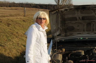 старый Блондинка Бабушка маргаретт получает ее киска грохнул через В автомобиль окна