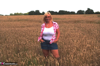 Chubby mature MILF Melody reveals great big tits & flashes hot ass in a field