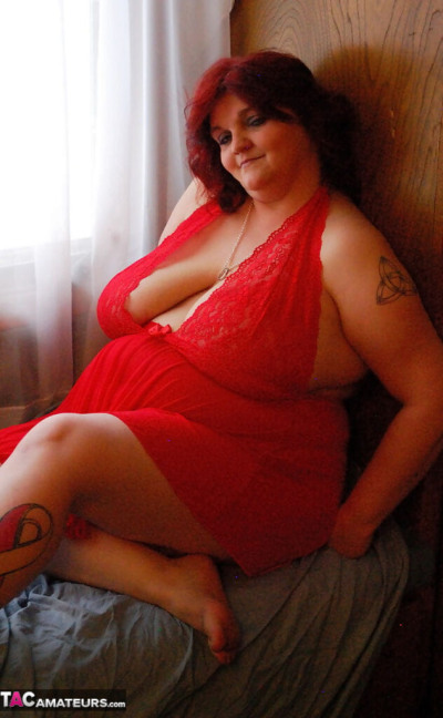 SSBBW  les communiqués de énorme Saggy seins À partir de rouge bébé Poupée lingerie