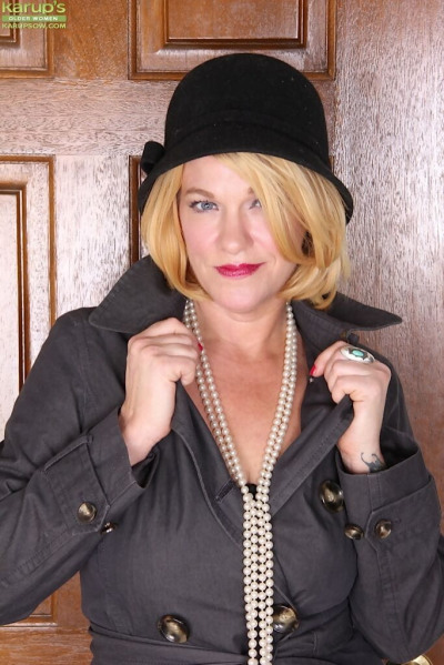Reifen lady Kelsey Johnson finger spreads Ihr Twat für die erste Zeit in ein Hut