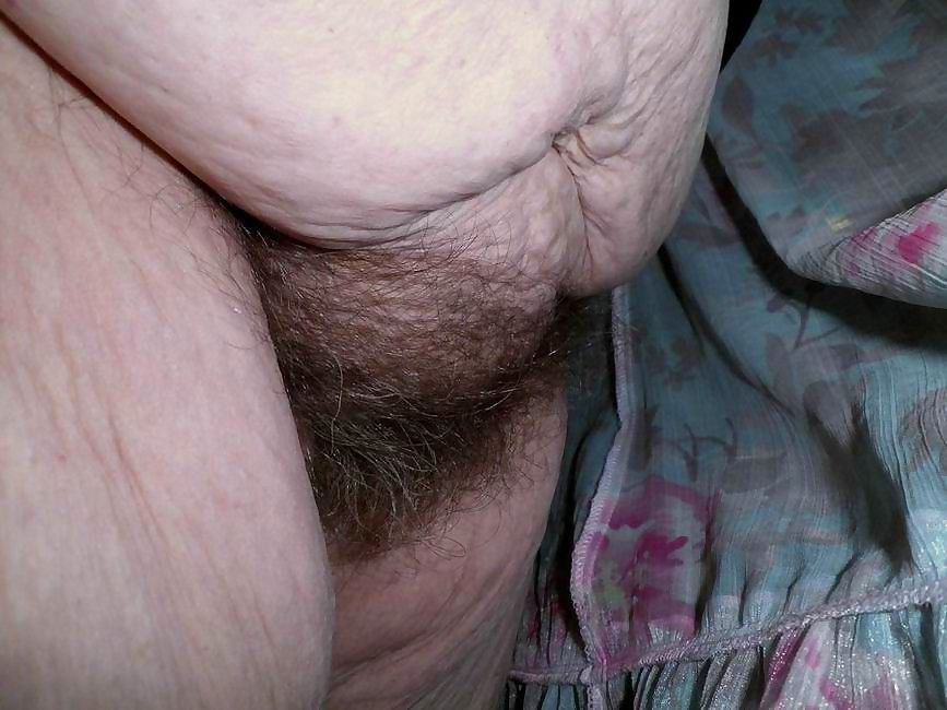Hairy granny showing her wrinkled body - part 3667 page 1