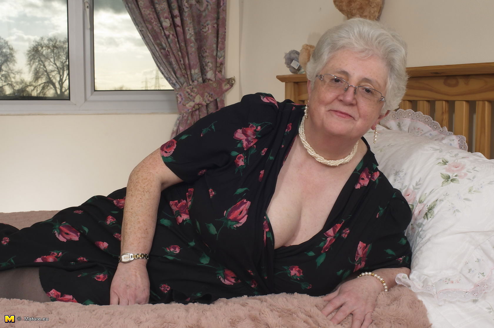 British granny playing with her voluptous body - part 3517 page 1
