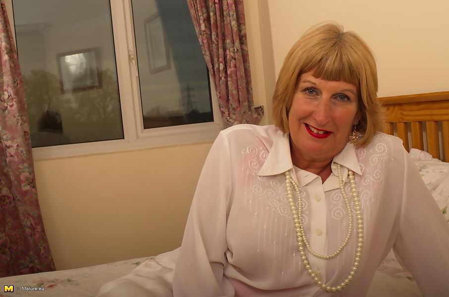 Horny british chubby mama getting very dirty - part 3421 page 1