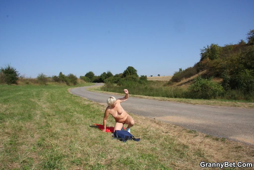 Hitchhiking granny getting a hard fuck and a ride - part 4485 page 1