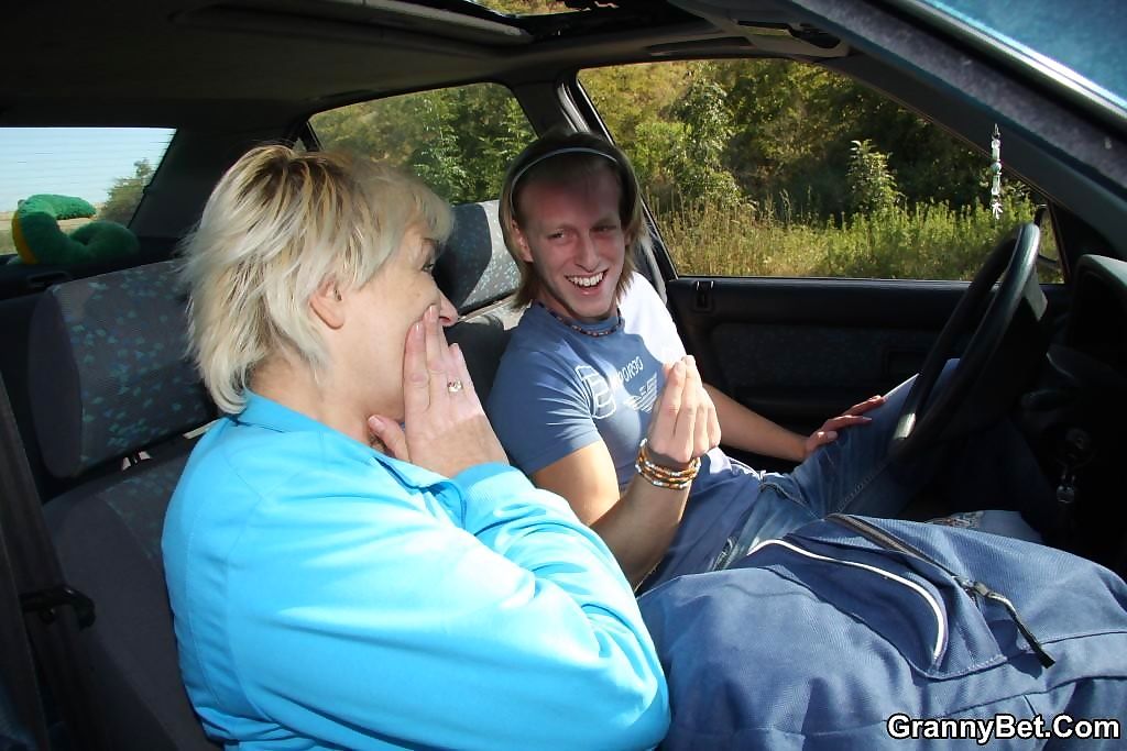 Hitchhiking granny getting a hard fuck and a ride - part 4485 page 1