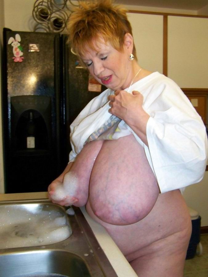 Amateur granny shows her huge boobs - part 4134 page 1