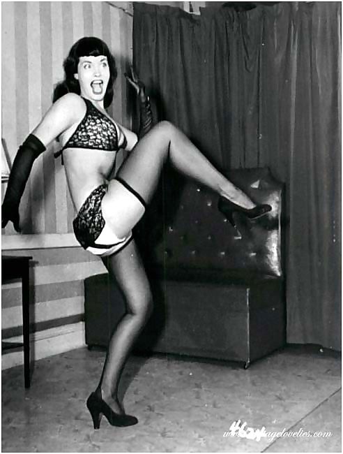 Pretty pinup star bettie page posing naked in the fifties - part 1540 page 1