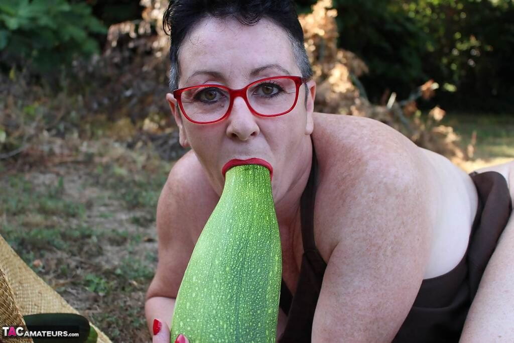 Mature woman Mary Bitch shoves seasonal veggies up her snatch in garden page 1
