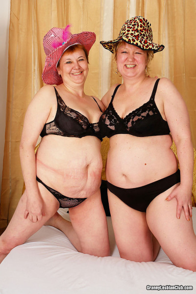 Chubby granny lesbians toying their pussies - part 4621