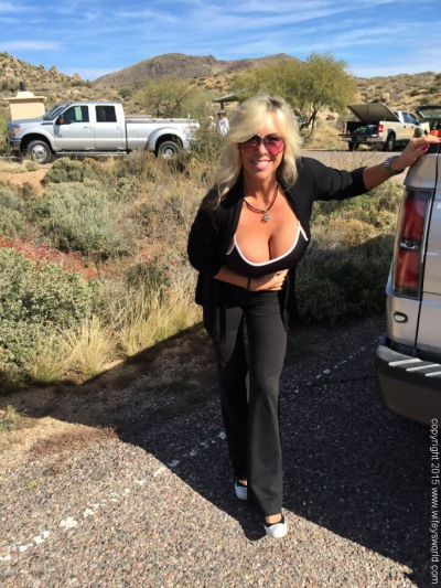 mature blonde Sandra Otterson est la marche Topless à l'extérieur Donc sexy