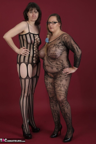 Amateur Modelle liebkosen jeder andere Lesben Titten in sexy bodystockings