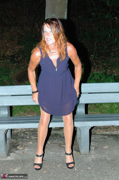 Amateur weiblich zieht Unten Ihr Schlauch für ein piss auf park Bench bei Nacht