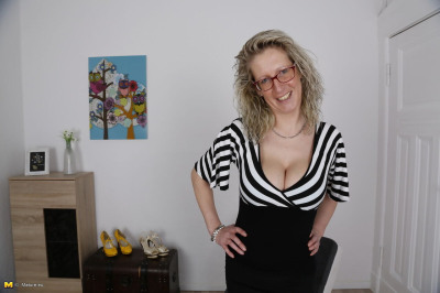 chaud allemand femme au foyer serre Son gros juggs et lèche sexy mamelons