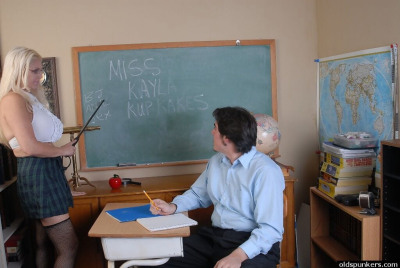 Bosomy les plus âgés blonde enseignant Kayla Kupcakes la prise de les étudiants bite en levrette