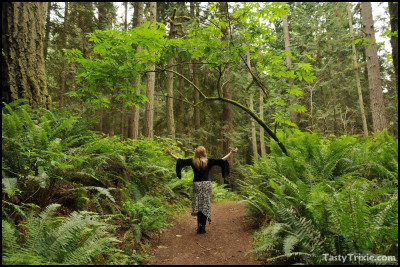 Reifen lady lecker Trixie Wanderungen bis Ihr Rock für ein schnell piss in die Wald
